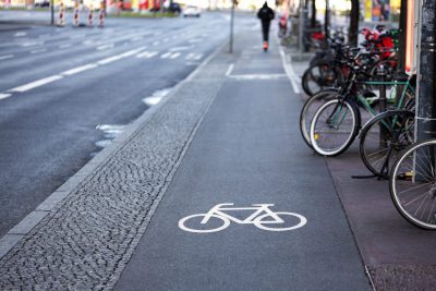 Piste-cyclable-en-ville-1024x683