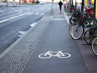 Piste-cyclable-en-ville