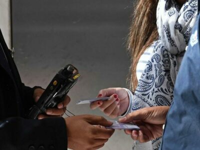 Personnes qui donnent leurs tickets de transport durant un contrôle.
