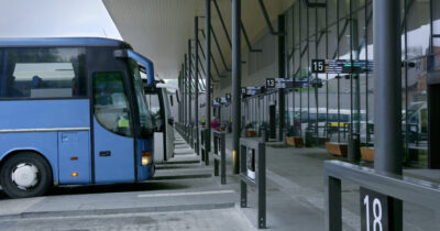 Gare routière avec bus.