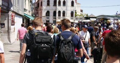 De nombreux touristes sur un lieu de vacances très fréquenté.