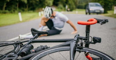 Sur la route, un cycliste est tombé de son vélo.