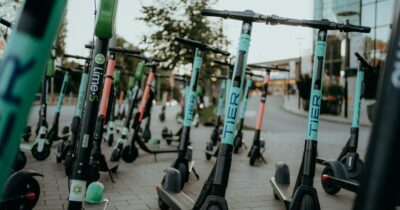 Stationnement de trottinettes en libre-service.