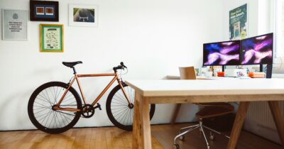 Un vélo qui est entreposé dans un bureau.