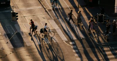 Des piétons et des vélos qui cohabitent en ville.