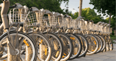Stationnement de vélos en libre-service.