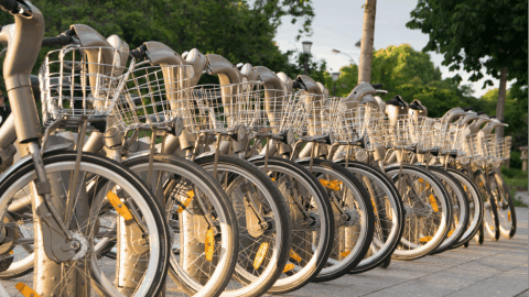 Stationnement de vélos en libre-service.