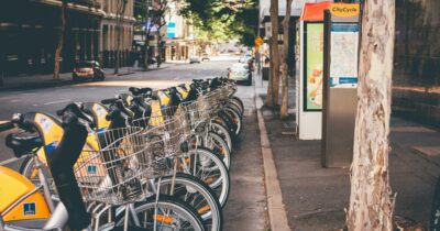 Un emplacement de vélos en libre-service en ville.
