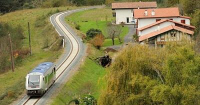 Photo d'une petite ligne ferroviaire dans les campagnes françaises.