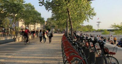 Ville urbaine, pleine de vélos en libre-service.