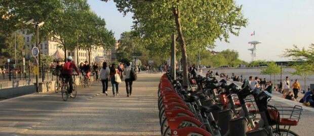 Ville urbaine, pleine de vélos en libre-service.