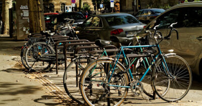 Emplacement de stationnements pour les vélos en ville.