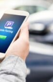 Téléphone mobile montrant une application pour se connecter à son parking