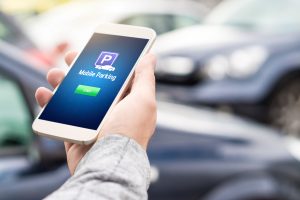 Téléphone mobile montrant une application pour se connecter à son parking