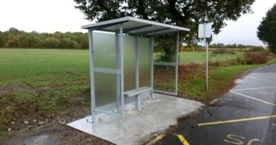 Abri de transport, situé à la campagne.