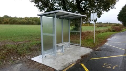 Abri de transport, situé à la campagne.