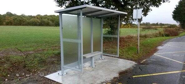 Abri de transport, situé à la campagne.