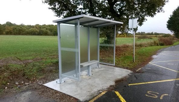 Abri de transport, situé à la campagne.