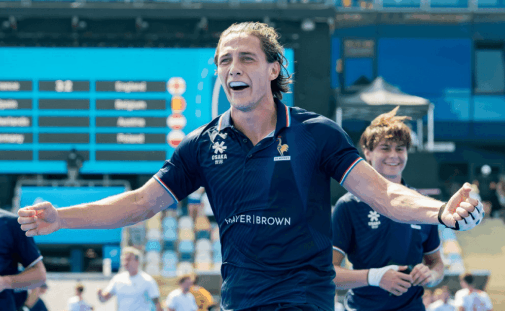 Corentin Sellier en match avec le maillot de l'équipe de France.