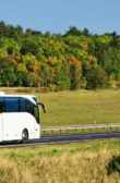 Autocar qui circule dans les campagnes.