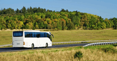 Autocar qui circule dans les campagnes.
