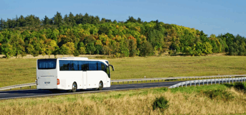 Autocar qui circule dans les campagnes.