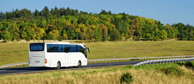 Autocar qui circule dans les campagnes.