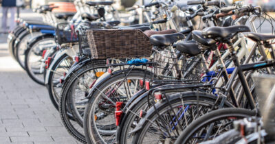 Stationnement de vélos.