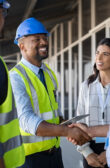 Réunion d'équipe sur un chantier.