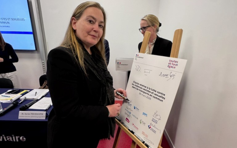 Le 30 mars 2026, Catherine PILA, présidente d’AGIR Transport, a signé la charte nationale relative à la lutte contre les violences sexistes.